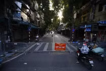 Lén lút mở bán đồ chơi, phố Hàng Mã bị dựng rào "cứng" kiểm soát