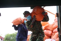 400 tấn hàng hoá, nhu yếu phẩm lên đường vào Nam “tiếp sức” chống dịch COVID-19