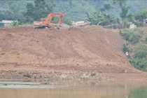 Vụ đổ đất đá thải xuống sông Mã: Tỉnh ủy Thanh Hóa chỉ đạo xác minh