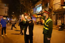 Hàng loạt rào chắn quây kín khu vực Nhà Thờ Lớn đêm Noel