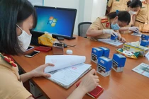 Nhân viên ngân hàng, tín dụng tạm thời sử dụng giấy đi đường đã cấp