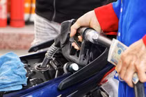 ‘Hạ nhiệt’ giá xăng trong nước thế nào?