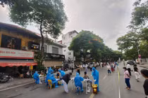 Hà Nội xét nghiệm khẩn cấp 7.000 người liên quan đến chợ Ngọc Hà