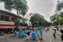 Hà Nội xét nghiệm khẩn cấp 7.000 người liên quan đến chợ Ngọc Hà