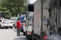 Sau khi nới lỏng, cửa ngõ Hà Nội ùn tắc nghiêm trọng