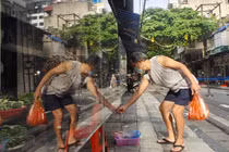 Chợ “nhà giàu” Hàng Bè mở lại: Người mua bán phải quét QR, khai báo thông tin