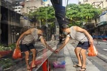 Chợ “nhà giàu” Hàng Bè mở lại: Người mua bán phải quét QR, khai báo thông tin