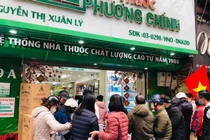 Dịch COVID-19 diễn biến phức tạp, người Hà Nội xếp hàng mua khẩu trang