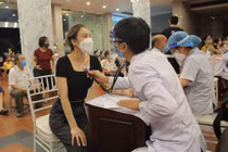 Người dân Hà Nội đi tiêm vắc xin trong tối muộn