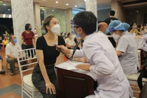 Người dân Hà Nội đi tiêm vắc xin trong tối muộn