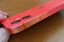 Dùng ốp lưng trong suốt khiến iPhone 12 bị “bay màu”?