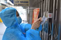 Người dân ổ dịch Thanh Xuân Trung vui mừng tự tay… gỡ niêm phong nhà