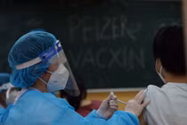 Hàng nghìn học sinh Hà Nội được tiêm vắc-xin Pfizer