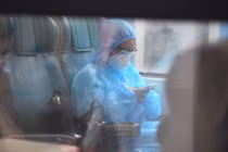 Cận cảnh chuyến tàu thương mại đầu tiên chạy lại sau nhiều tháng nghỉ dịch