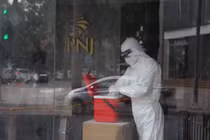 Hà Nội: Hàng loạt hàng quán bị đóng cửa do 5 ca F0 đến