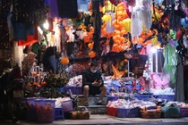 Đồ chơi kinh dị tràn ngập, phố Hàng Mã trước Halloween vắng khách