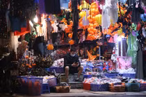 Đồ chơi kinh dị tràn ngập, phố Hàng Mã trước Halloween vắng khách