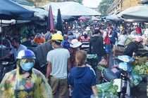 Chợ xanh, chợ tạm đông đúc trong ngày đầu Hà Nội áp dụng giãn cách