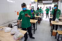 Quán hàng đỏ mắt mong mở cửa lại, shipper kiếm 2 tiếng bằng chở khách cả ngày