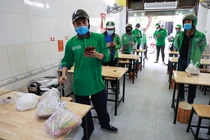 Quán hàng đỏ mắt mong mở cửa lại, shipper kiếm 2 tiếng bằng chở khách cả ngày