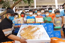 40 em nhỏ mồ côi vui mừng đón chiếc bánh Trung Thu “siêu to khổng lồ“