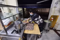 Hàng quán “trắng đêm” chuẩn bị trước giờ được phục vụ tại chỗ