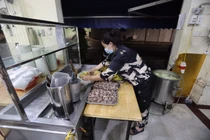 Hàng quán “trắng đêm” chuẩn bị trước giờ được phục vụ tại chỗ
