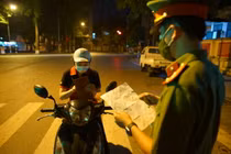 Hà Nội: Sẽ điều chỉnh việc kiểm tra giấy đi đường cho phù hợp