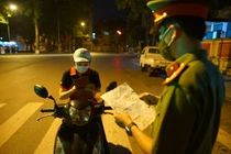 Hà Nội: Sẽ điều chỉnh việc kiểm tra giấy đi đường cho phù hợp
