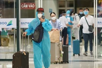 Chuyến bay thương mại đầu tiên từ TP HCM tới Hà Nội hạ cánh