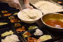 Tận thấy “suất ăn 0 đồng” tiêu chuẩn nhà hàng gửi tặng tuyến đầu chống dịch