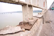 Mặt cầu Chương Dương lồi lõm, nhiều điểm trơ khung sắt