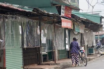 Chợ Nam Đồng bị dừng hoạt động, tiểu thương vẫn “hé cửa” bán hàng