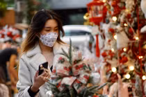 Hà Nội: Hàng Mã tràn ngập đồ trang trí Noel đón khách sớm