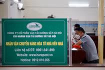 Ngày đầu bán vé tàu trở lại, người dân trực tiếp đến mua thưa thớt