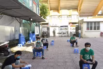 Hàng quán chưa mở cửa, 14.200 shipper Hà Nội hoạt động thế nào?