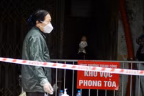 Hà Nội: F0 điều trị tại nhà phải gắn biển cảnh báo trước cửa