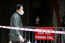 Hà Nội: F0 điều trị tại nhà phải gắn biển cảnh báo trước cửa