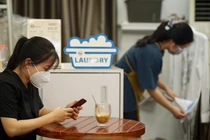 Độc đáo quán cafe kiêm giặt là giữa phố cổ Hà Nội