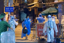 Ảnh: Di dời hàng trăm người dân “ổ dịch” Thanh Xuân Trung về nơi cách ly