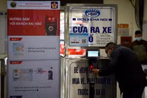 Bến xe dịp cuối năm vắng lặng, khách lúng túng khai báo y tế