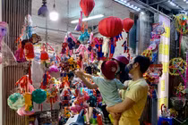 Văn phòng phẩm “vùng xanh” bán đồ chơi Trung Thu... kiếm bộn tiền