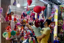 Văn phòng phẩm “vùng xanh” bán đồ chơi Trung Thu... kiếm bộn tiền