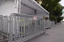 Hình ảnh tháo dỡ 39 chốt kiểm soát trên đường phố Hà Nội