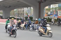 Giao thông hỗn loạn tại lối xuống đường trên cao vừa đi vào hoạt động