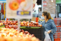 Ngày đầu nâng mức chống dịch, siêu thị Hà Nội đầy ắp rau tươi, thịt cá...