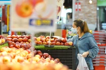 Ngày đầu nâng mức chống dịch, siêu thị Hà Nội đầy ắp rau tươi, thịt cá...