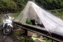 Người dân không được vào địa bàn phải mắc lán ngủ dưới mưa là sai sự thật