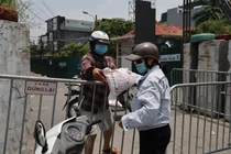 Bất chấp lệnh phong toả, người dân phường Chương Dương vẫn tiếp xúc nhiều shipper