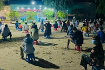 Mời thân nhân cán bộ đến tiêm vắc-xin ưu tiên, chủ tịch xã bị kỷ luật